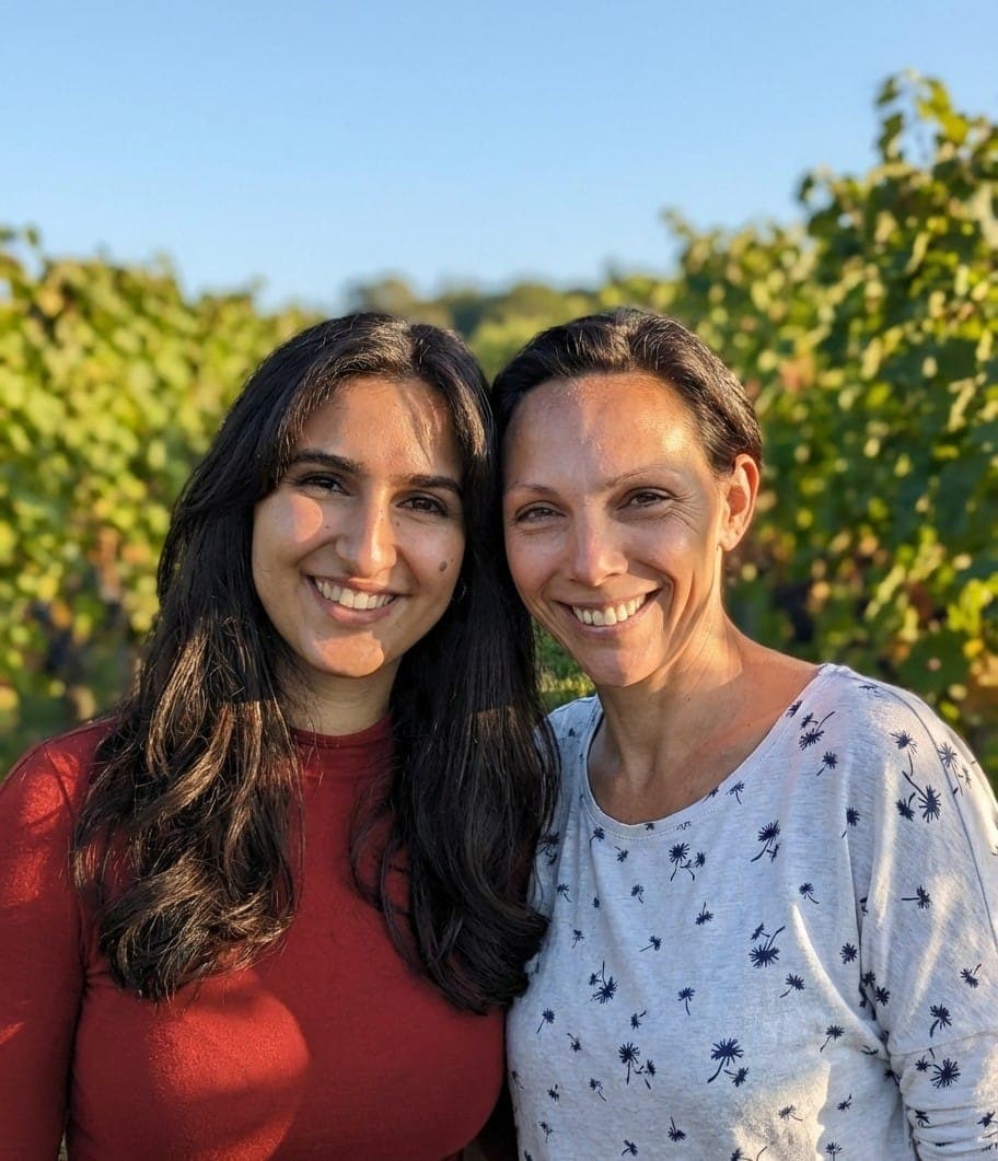 Mana und Nina im Weinberg